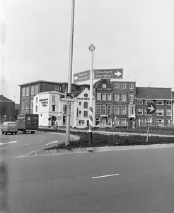 857508 Afbeelding van de wegwijzer op het verkeersplein op de kruising van de Amsterdamsestraatweg en de Weerdsingel W.Z.